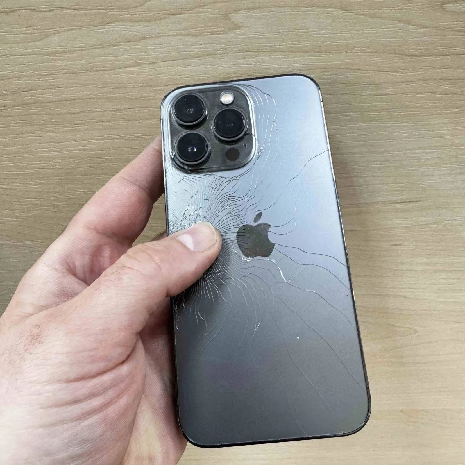 Замена заднего стекла iPhone 13 Pro