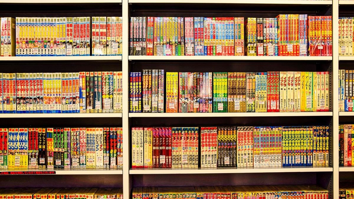 Полиці з різнобарвними томами манги