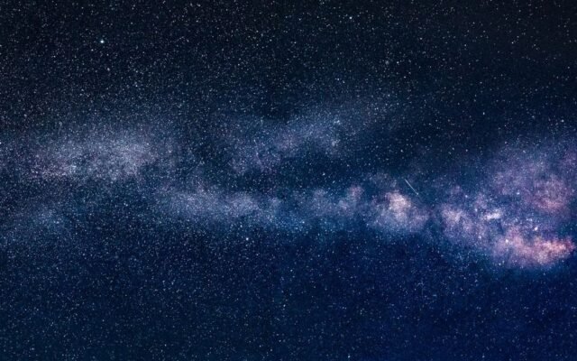 Чумацький Шлях і безліч зірок на нічному небі