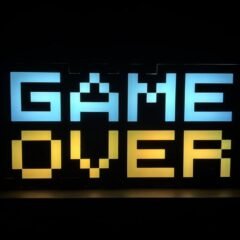 Піксельний напис «Game Over», що світиться в темряві