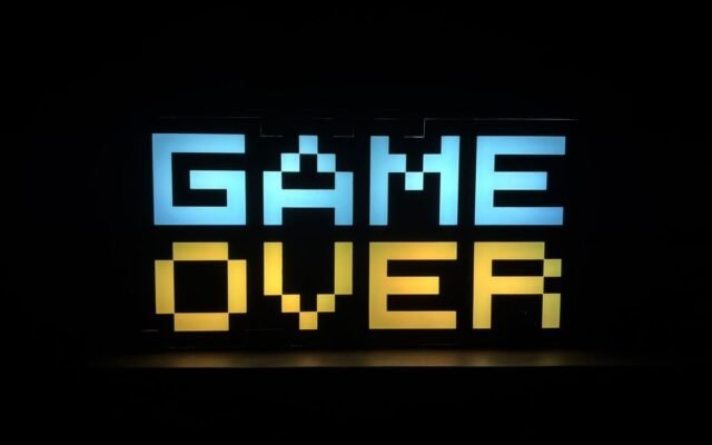 Піксельний напис «Game Over», що світиться в темряві